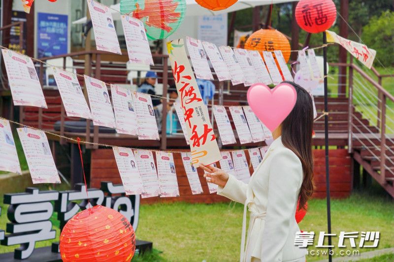 暖粉与绿黄相间的氛围装置、随风轻摆的古风灯笼串，把圭塘河边的草坪装点得温馨又出片。