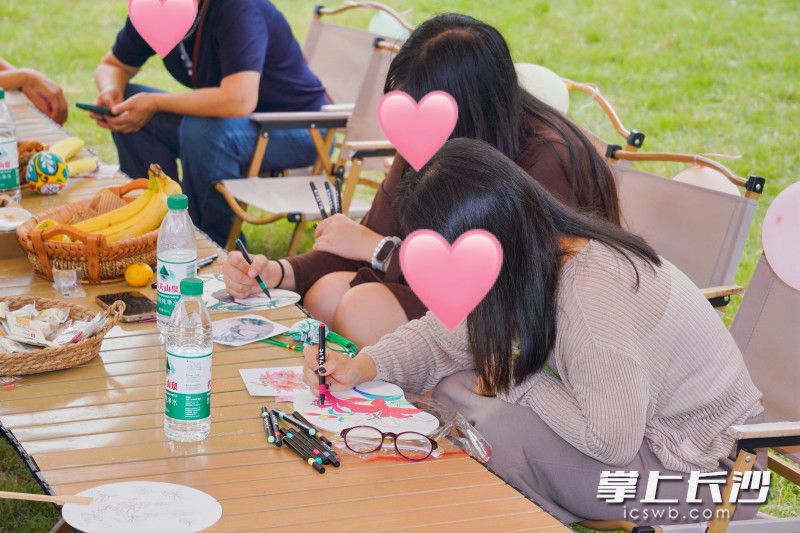 青年们现场制作团扇。