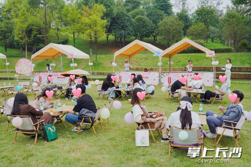 青年们在轻音乐的流淌中放松下来，自然融入现场氛围。