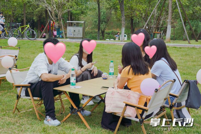 “月满良缘·筑梦雨花”青年职工中秋联谊游园会在圭塘河畔浪漫上演。 均为 全媒体记者 周游 摄