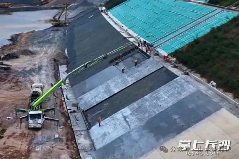 中联重科泵车助力平陆运河项目混凝土浇筑。受访者供图