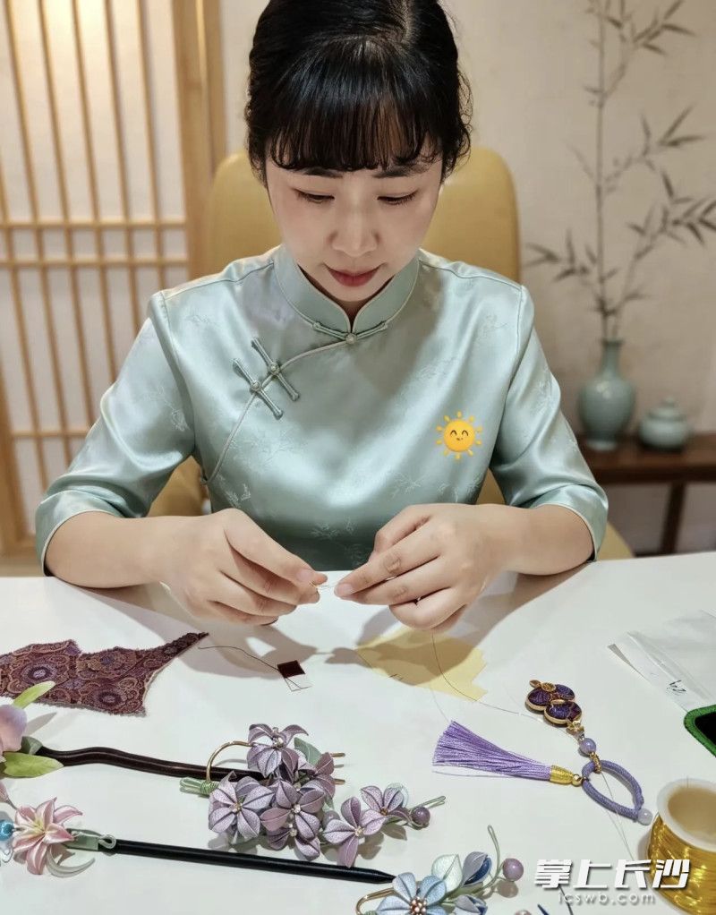 刘子衿（化名）以缠花、宋锦、绒花、合香珠等匠心作品演绎中式美学。均为受访者供图