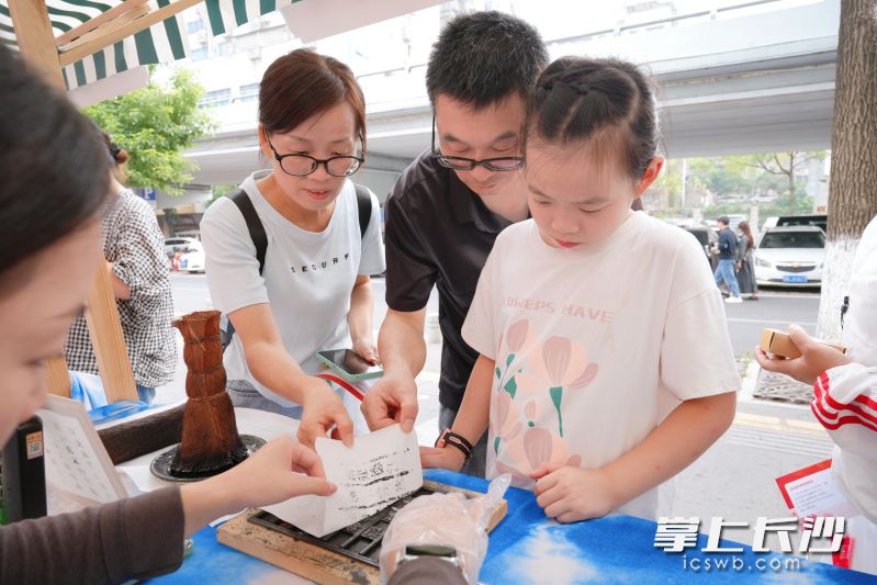市民体验非遗技艺。