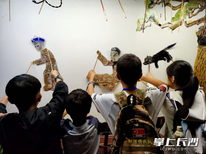 亲子家庭动手实操，让大家在光影流转间感受传统民间艺术皮影戏的独特韵味。
