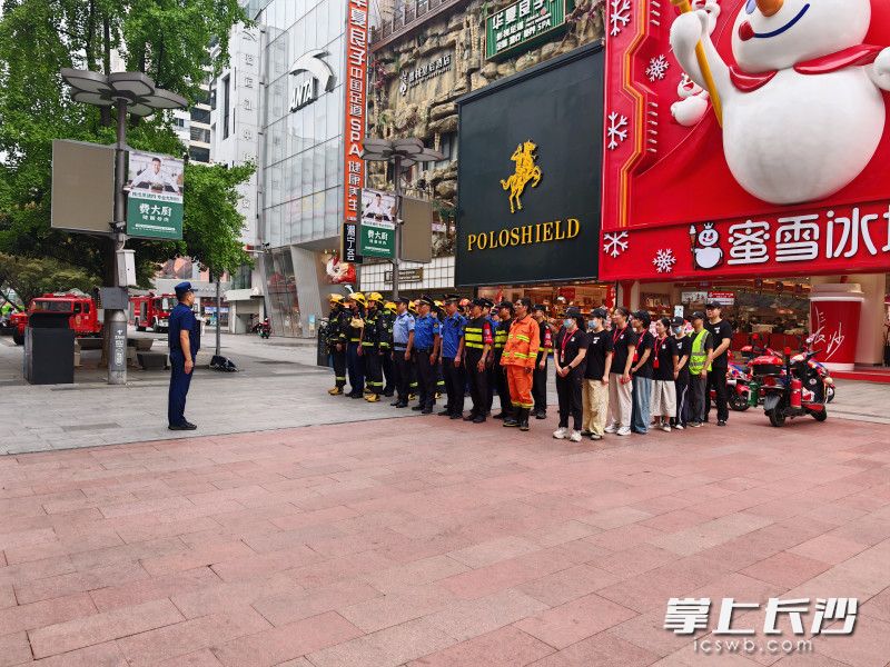 集结待命，多部门联动进行应急演练。 均为长沙晚报通讯员 陈欣旭 摄