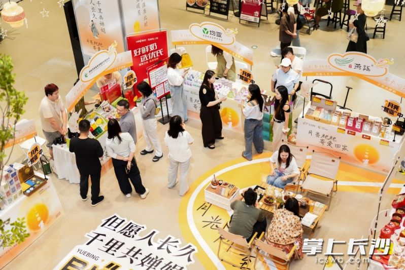 活动现场中秋主题市集业态丰富，汇聚本土餐饮、特色茶饮、非遗好物、休闲食品等品类。