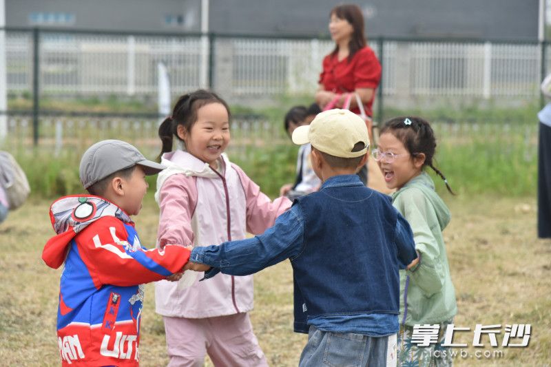 劳作之余，稻田成为孩子们的天然游乐场。