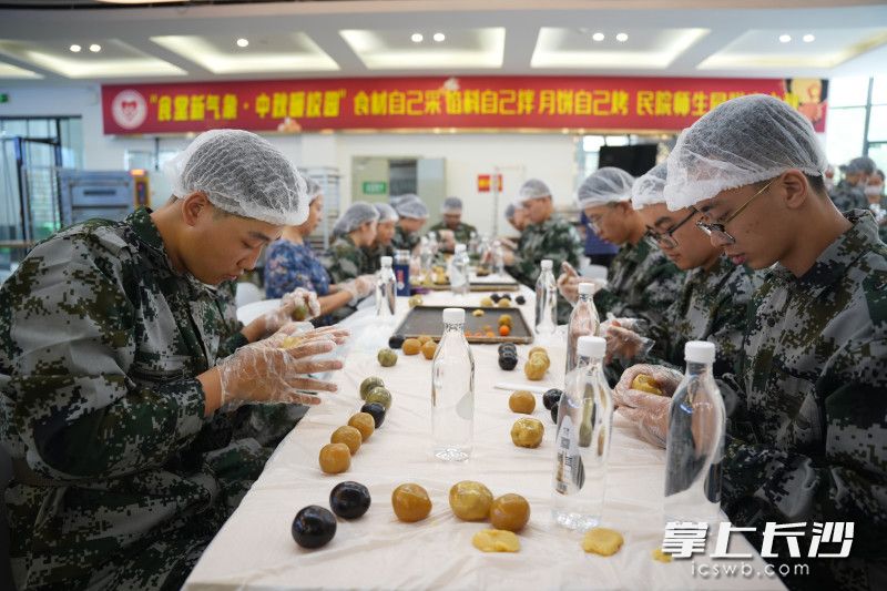 3.2万余粒纯手工月饼，将在中秋节之前送到全校师生手中。