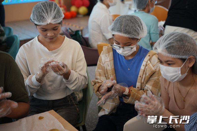 留学生们也参与到月饼制作活动中来，感受中秋节的团圆氛围。