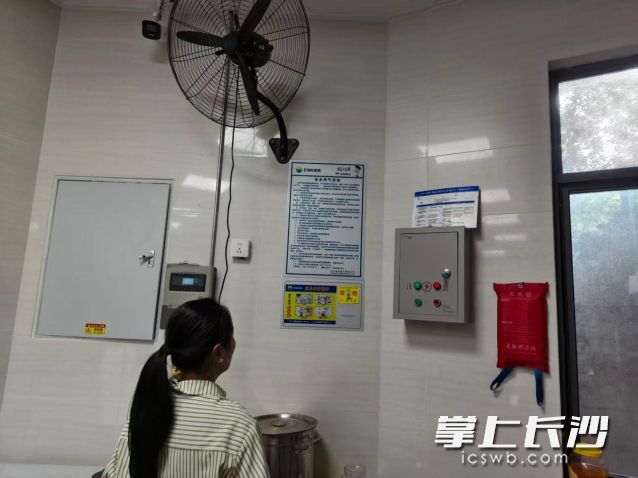 社区网格员在商户开展燃气安全排查工作。