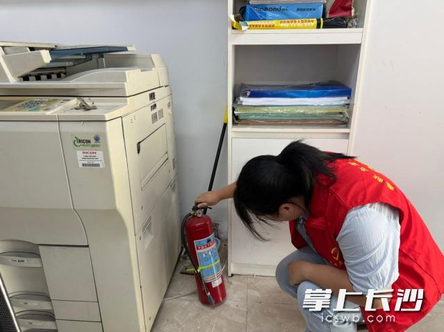 社区网格员在商户开展消防安全排查工作。
