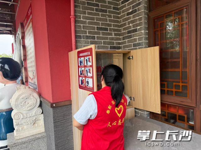 社区网格员在商户开展消防安全排查工作。