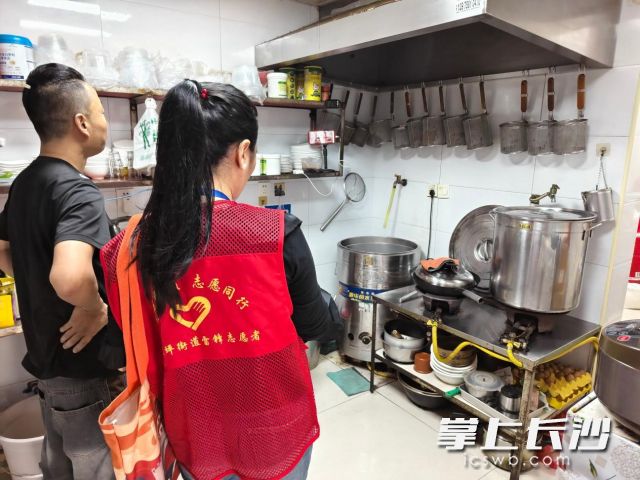 社区网格员在商户开展燃气安全排查工作。