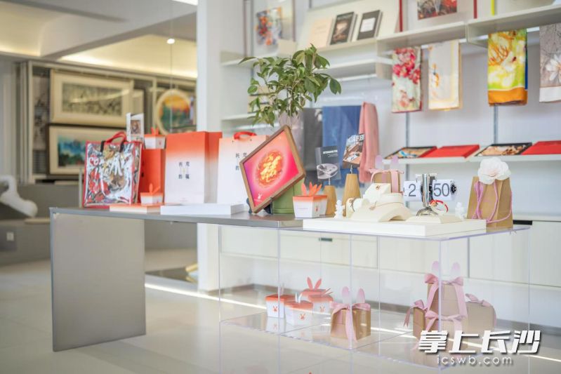 走进店内展示区，一系列既有湘绣工艺又有现代生活实用价值的产品让人目不暇接。