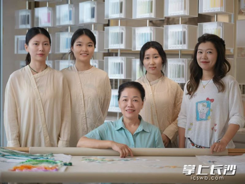 在李艳刺绣艺术馆里，越来越多年轻绣娘正逐渐崭露头角，为湘绣产业注入了年轻的设计力量。 均为受访者供图