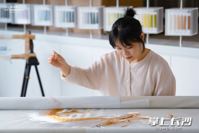 95后绣娘唐红正在认真制作绣品。
