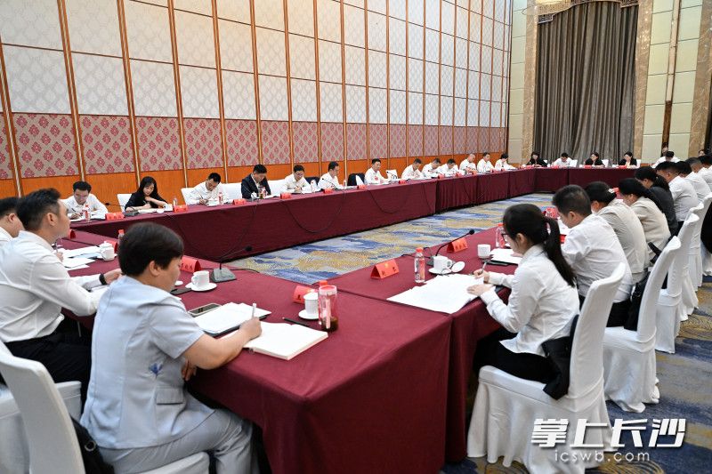 陈博彰同志在市第十五次党代会浏阳市代表团参加讨论。 均为长沙晚报全媒体记者 王志伟 摄 陈博彰同志在市第十五次党代会浏阳市代表团参加讨论。 均为长沙晚报全媒体记者 王志伟 摄