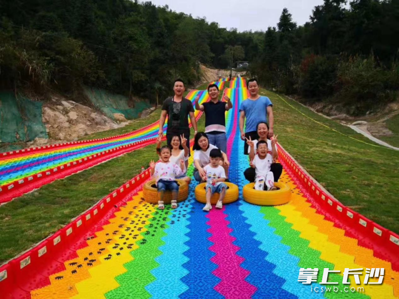 动感刺激的彩虹滑道等你来体验。 动感刺激的彩虹滑道等你来体验。
