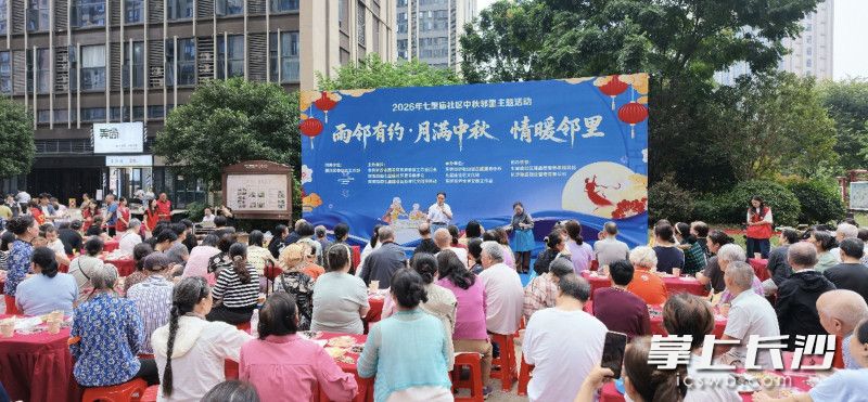 花鼓戏《沙家浜》选段，引得老年戏迷轻声跟唱。