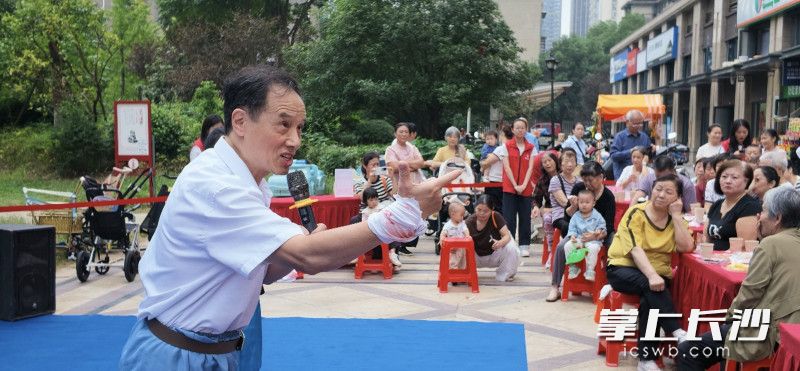 居民们自导自演的节目博得阵阵掌声。 均为长沙晚报全媒体记者陈飞摄