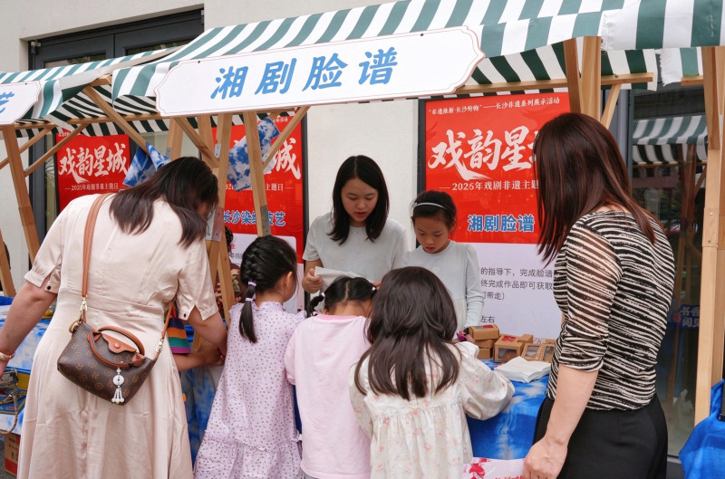 以戏曲、民乐、诵读、皮影等多元艺术形式，营造古朴雅致的中秋节日氛围。