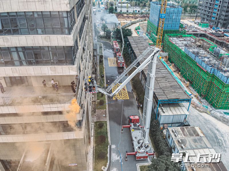 举高车救援“被困人员”。