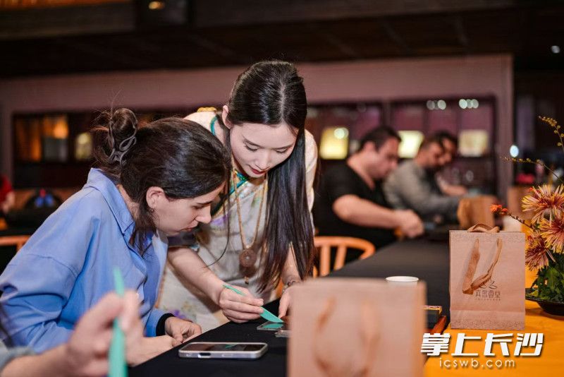 外籍人才在沉浸式文化体验中。 均为长沙晚报通讯员赵顺供图 外籍人才在沉浸式文化体验中。 均为长沙晚报通讯员赵顺供图