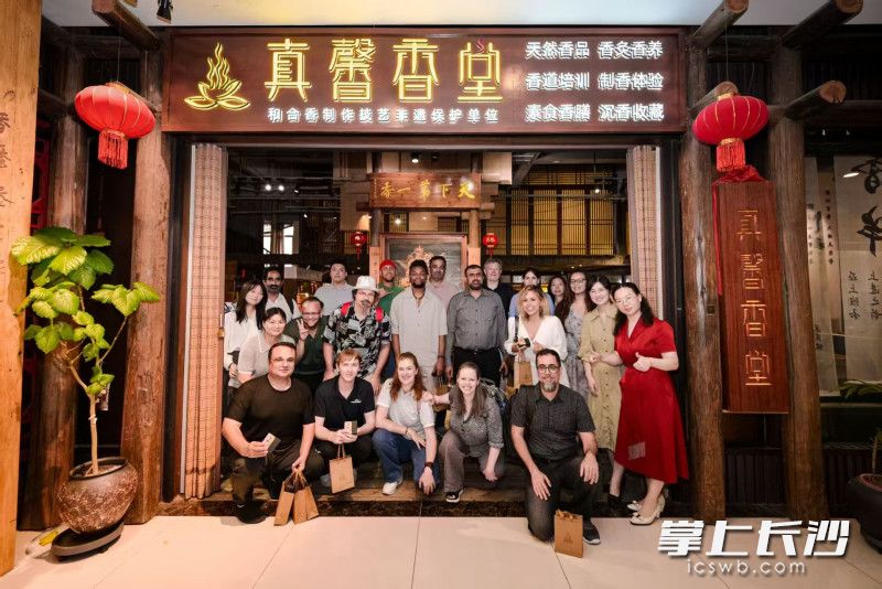 外籍人才开心合影。 外籍人才开心合影。