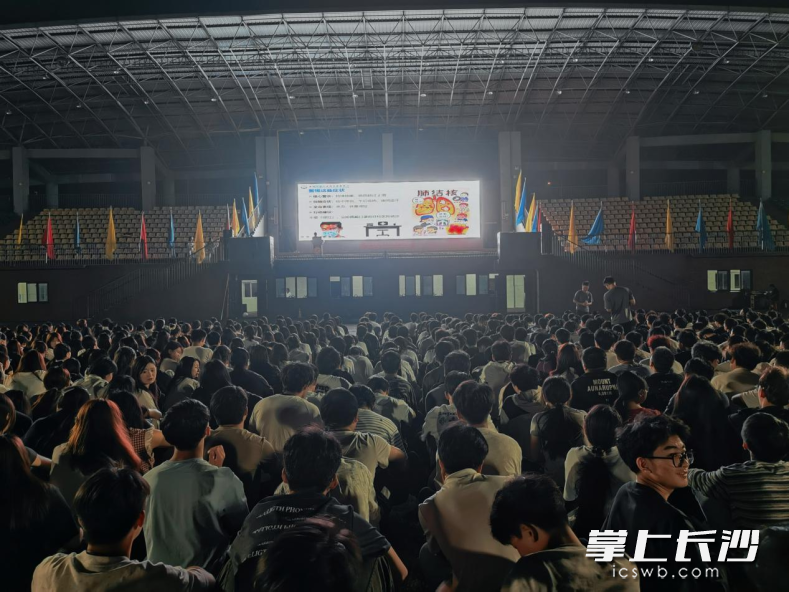 9月21日晚,长沙职业技术学院田径场灯火通明,雷锋街道2026年秋季“开学健康第一课”在此开讲。通讯员 陈豆豆 供图 9月21日晚,长沙职业技术学院田径场灯火通明,雷锋街道2026年秋季“开学健康第一课”在此开讲。通讯员 陈豆豆 供图