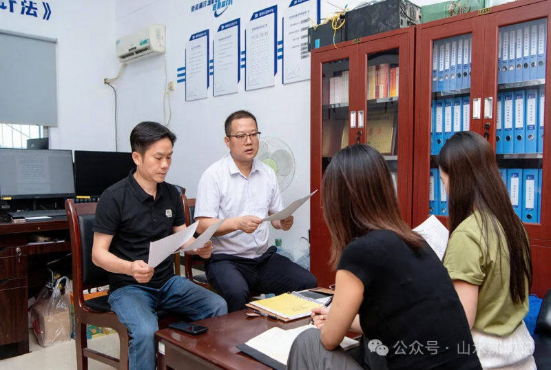 芙蓉区联企干部走访企业。图源：芙蓉区融媒体中心
