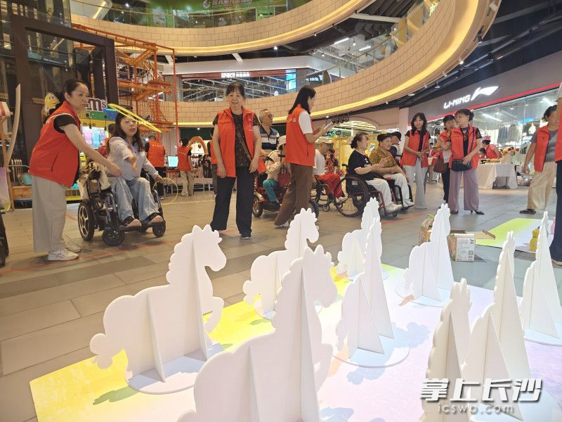 中庭外围，10项游园项目全部适配轮椅。