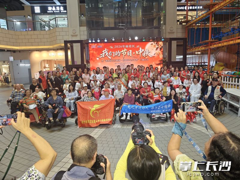 活动现场，全场齐声录制中秋祝福并合影留念。图片均为 通讯员 葛青 摄