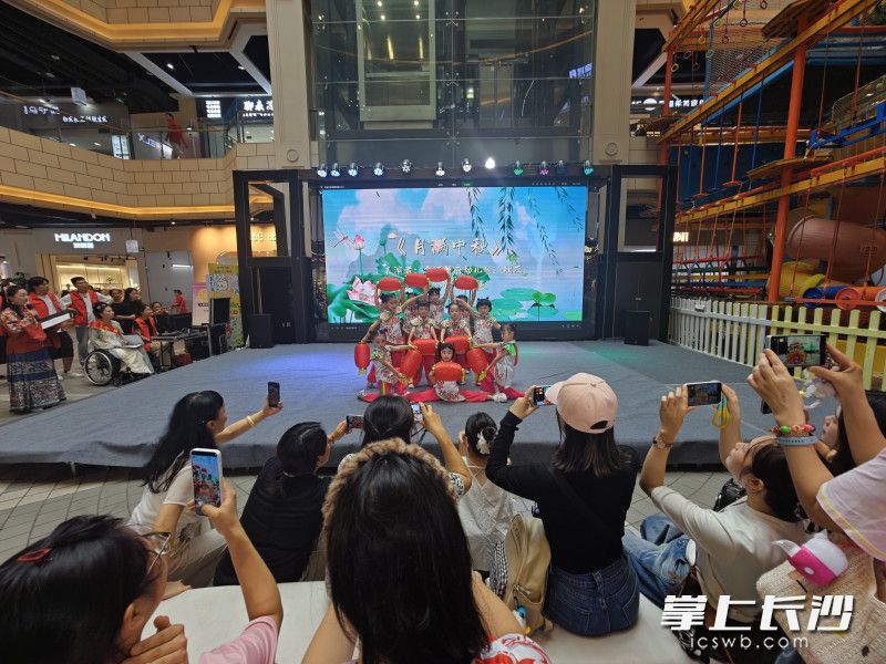舞台上，金域华府幼儿园的萌娃舞起《月满中秋》。