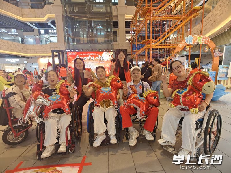 残障人士从封闭胆怯走到自信登台。