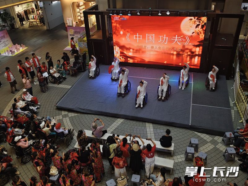 美人鱼公益艺术团的残障人士们，表演一套刚劲的太极扇《中国功夫》 。