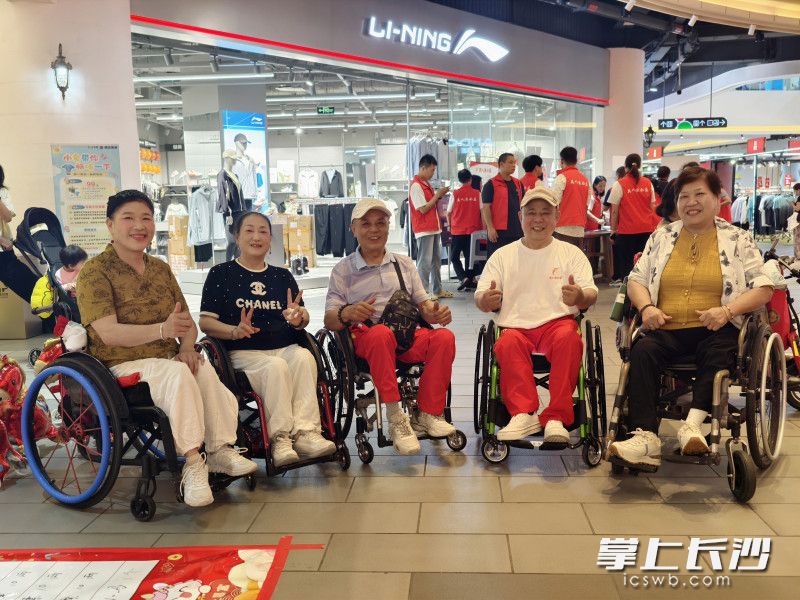 残障人士从封闭胆怯走到自信登台。