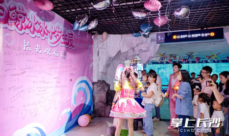 游客在祝福墙上写下暖心寄语,祝福白鲸“冰冰”生日快乐。 游客在祝福墙上写下暖心寄语,祝福白鲸“冰冰”生日快乐。