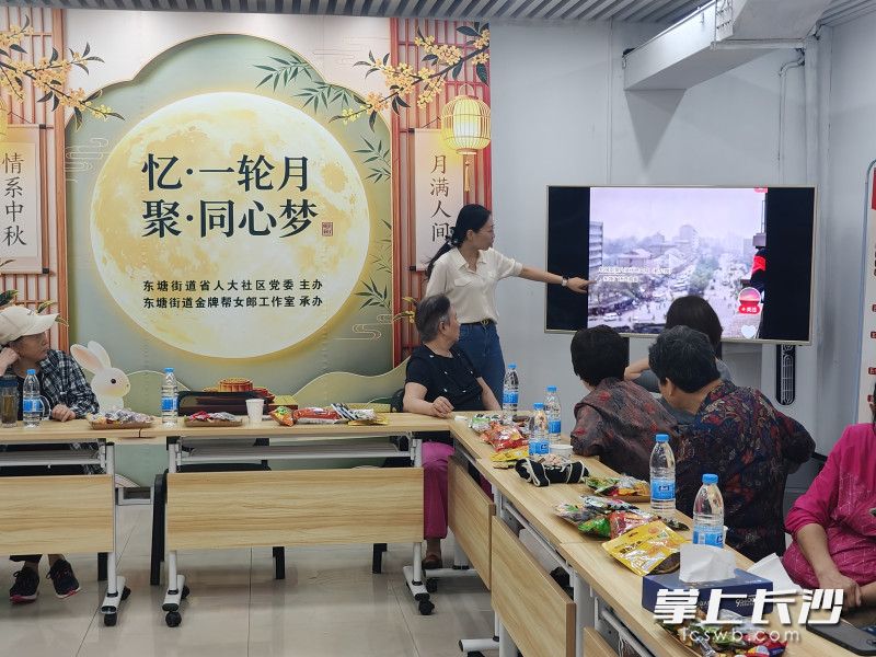 老照片勾起居民们无限回忆。 均为通讯员 谭乐 摄