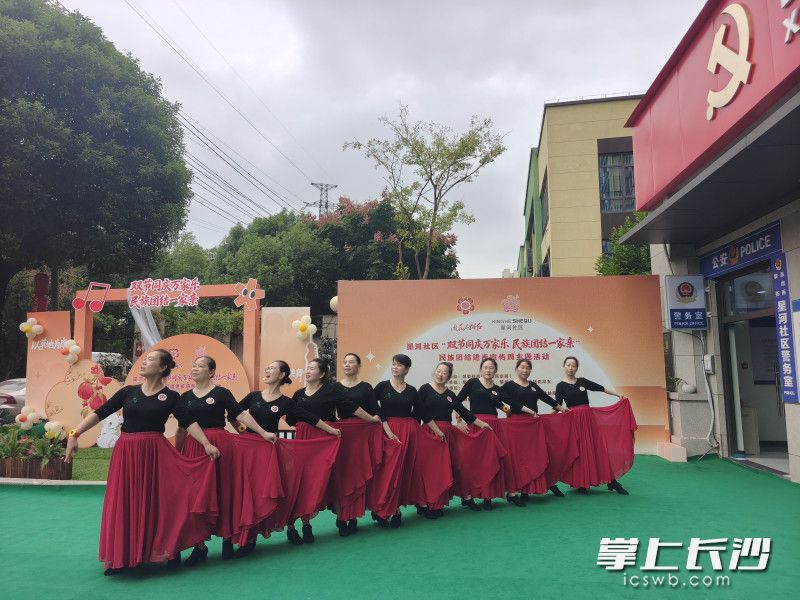 各族居民群众进行文艺展演。 均为 通讯员 王威 摄