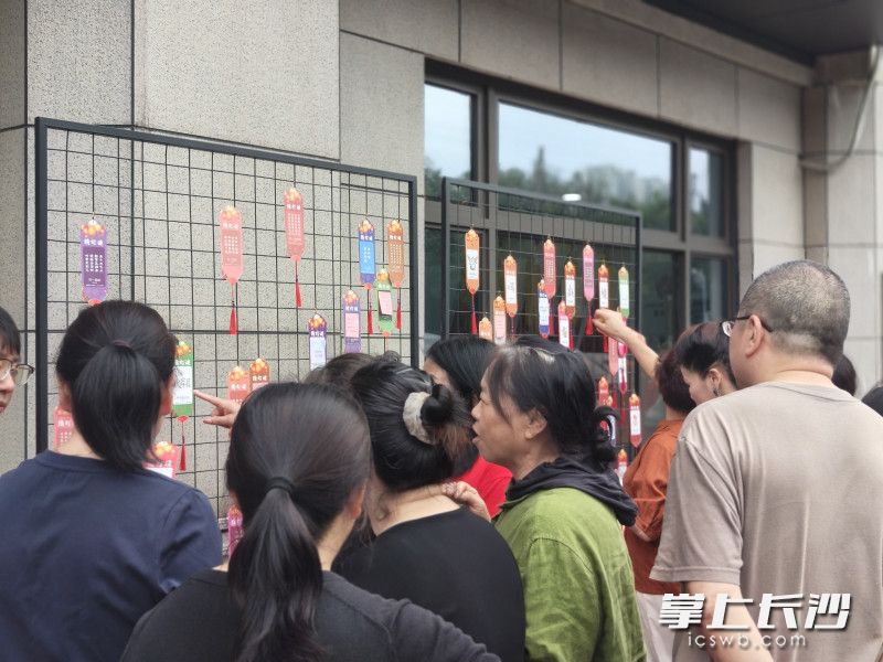 居民群众猜灯谜。
