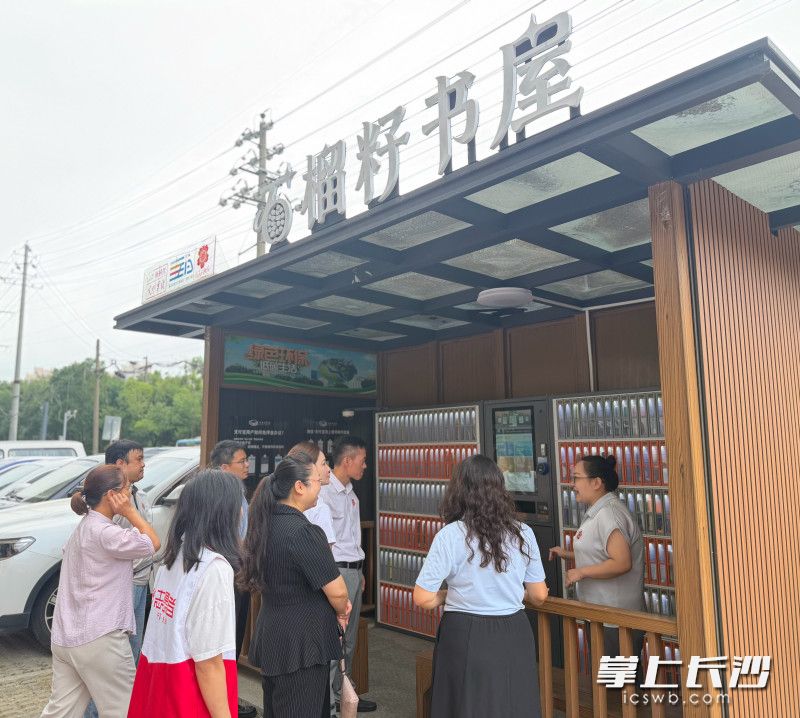 星河社区各族群众共读阵地“石榴籽书屋”。