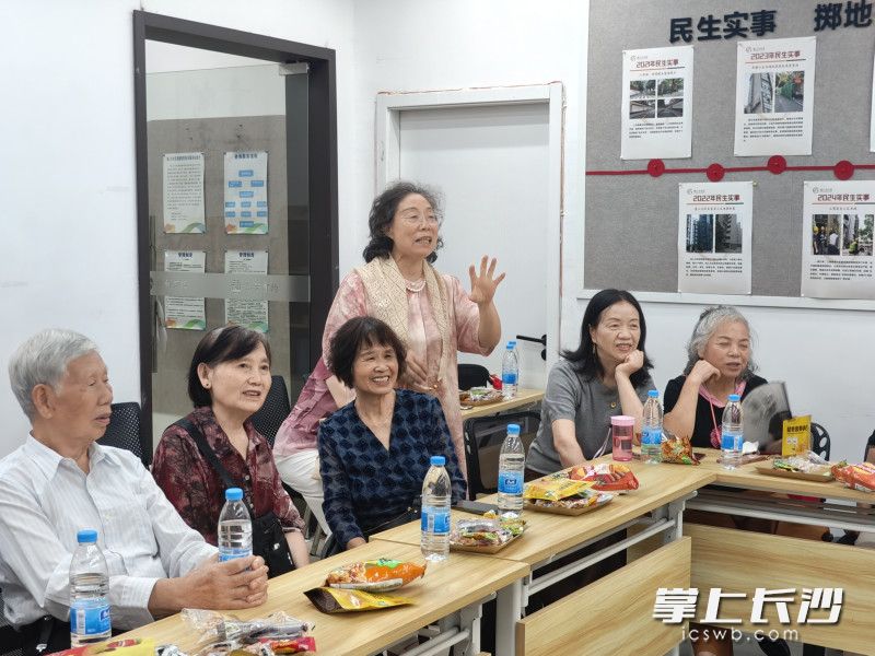 在邻里故事分享环节，居民们娓娓道来身边的温暖与坚守。