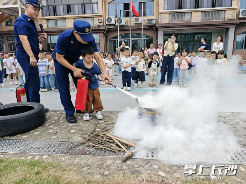 小朋友在进行灭火实操。