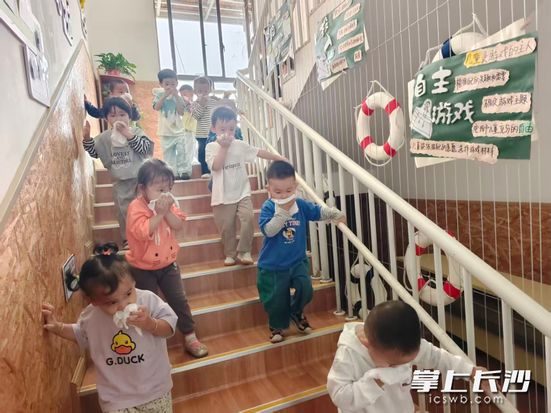 萌娃在进行疏散演练。 均为长沙晚报通讯员 张佳欣 摄