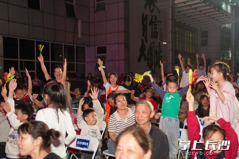 抽奖互动环节，现场观众踊跃参与，惊喜与暖意交织，节日氛围浓厚热烈。