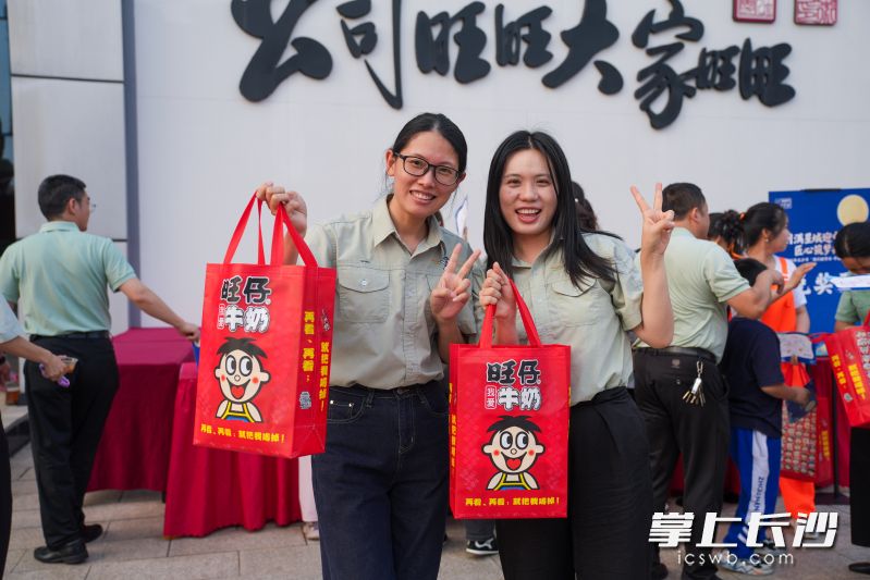 互动游戏闯关通过，职工手拿通关礼包。