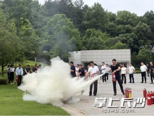 街道应急事务中心组织辖区单位开展消防演练。