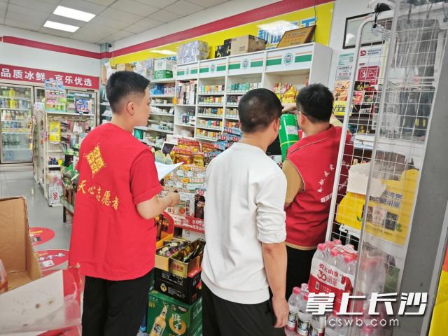 工作人员逐户进店细致检查。  均为长沙晚报通讯员 陈世巧 向天任供图