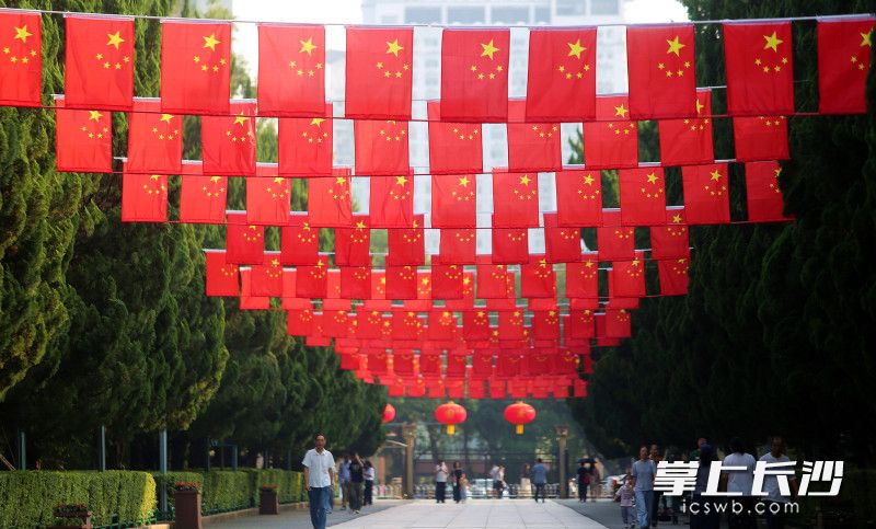 为迎接双节到来，湖南烈士公园精心布置节日景观。 均为长沙晚报全媒体记者贺文兵摄