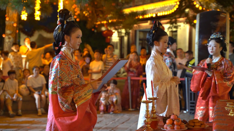 天心阁的文旅活动已就位。图为演员正在彩排。